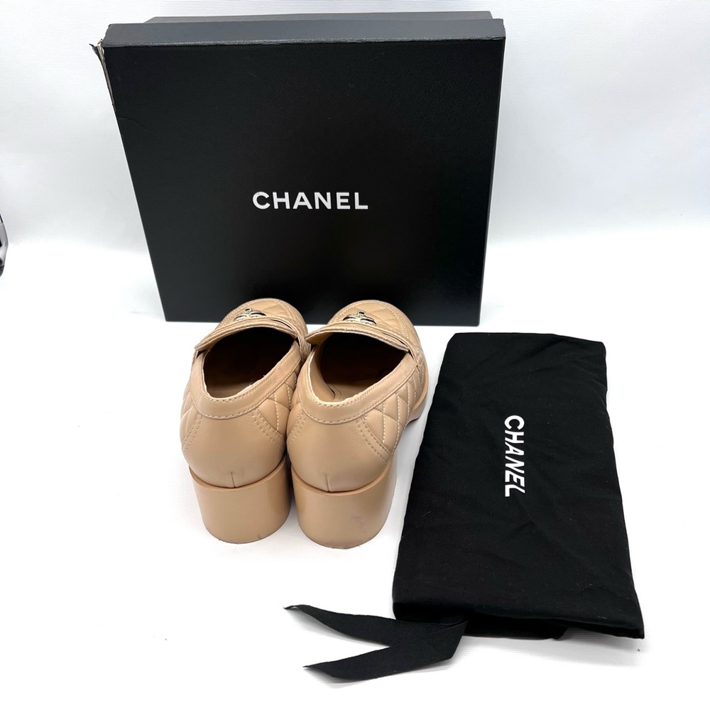 CHANEL
Lambskin Quilted CC Heart - Picture 2 of 8